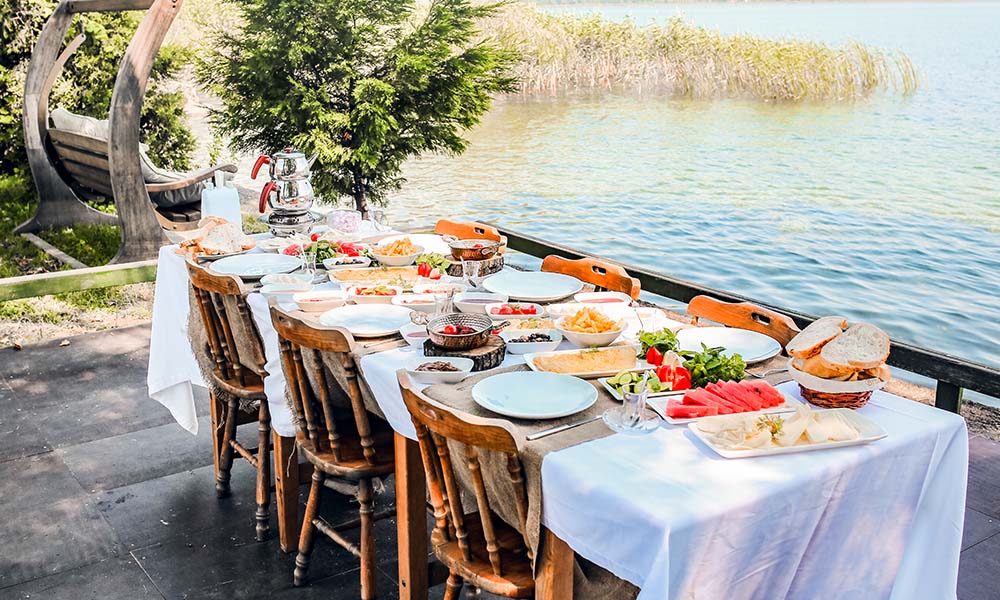 Sapanca'da göl manzaralı kahvaltı